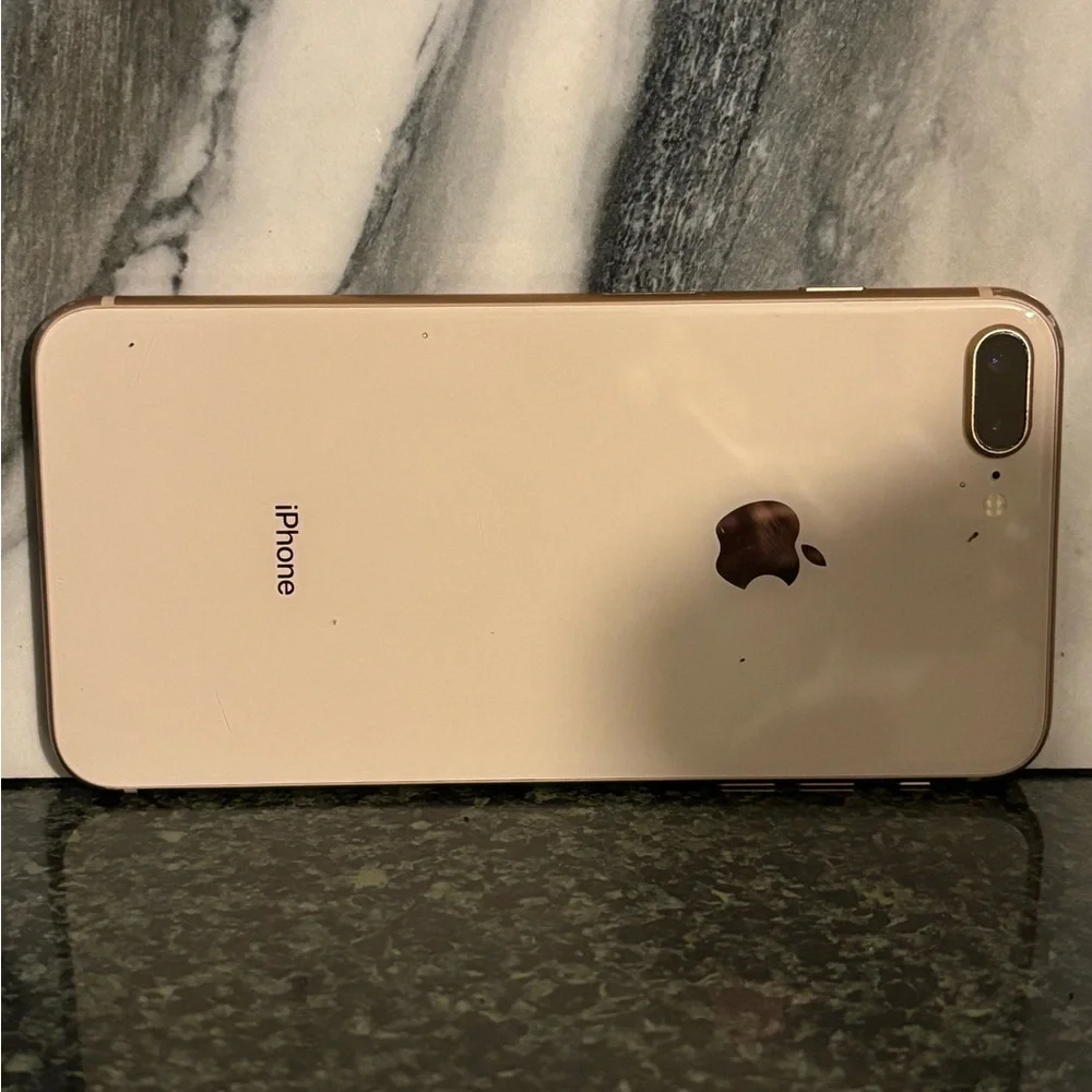 Apple iPhone 8 Plus att in White with White Lightning Charger